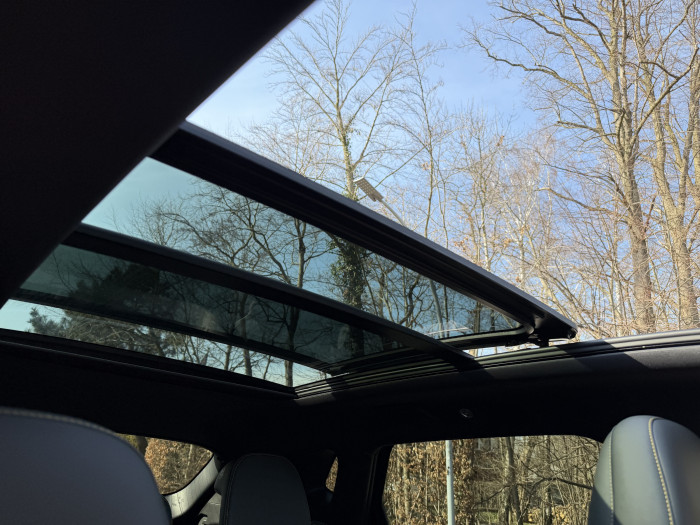 Der vordere Teil des Glaspanoramadachs lässt sich als Schiebedach öffnen. (Bild: Dirk Kunde)